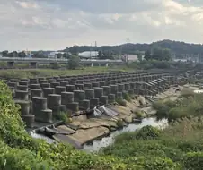 경기북부 하천가면 있는 이상한 구조물