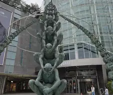 무한 알몸으로 다른 사람 어깨에 올라타 눈 가린 동상