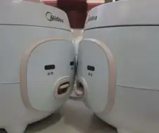 혀 내밀고 키스하려는