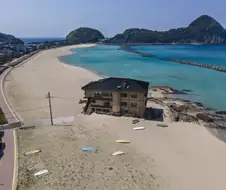 일본, 모래사장 위에 덩그러니 놓여있는 여관 폐허️