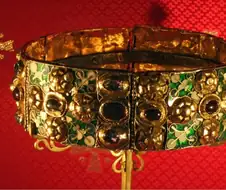 금과 보석으로 만들었는데 "철관"으로 불리는 이유