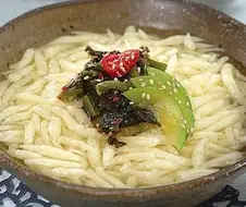 "말린 옥수수로 만든 국수, 올챙이 국수"