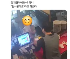 아이가 너무 귀여워 몇개월이냐 물어보니.jpg