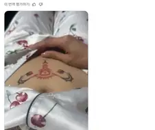 구급차로 실려 가는 일이 없도록 빌고 있는 여성