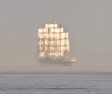 바닷가에서 목격되는 신기루 현상.jpg