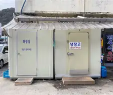 ???: 김영감은 술먹다 화장실 간다더니 왜 안오는겨...?