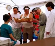 마을의 경사를 축하해주는 마을주민들