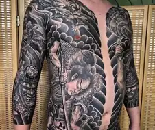 사람들이 문신에 대해 편견을 갖지 않았으면 좋겠어요
