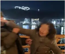 부모님 사진찍는데 아빠가 엄마한테 볼뽀뽀 갈김.jpg