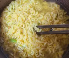 야식으로 라면끓여였다
