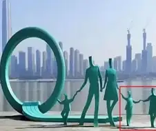 중국 우한에 있는 조각상의 모습이 변한 이유