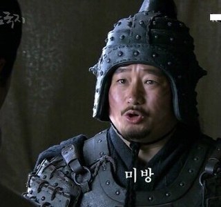 약혐?) 여기사와 마물이 몸 바뀌는 만화.manhwa