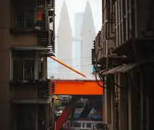 1층에서 떨어져 죽을수도 있는 도시.jpg