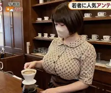 개쩌는 컵을 가지고 있는 바리스타.jpg