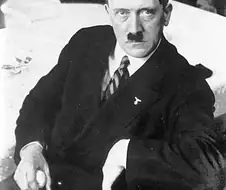 "히틀러 총통은 뭔가 행복하지 않았지?"