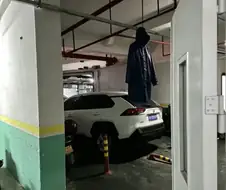 우비 말리려고 주차장에 걸어둔 사람