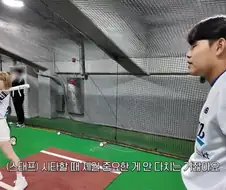 시구시타 하러 온 아이돌에게 좋은거 가르치는 소형준 선수.jpg