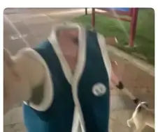 왼손에 옷 걸친 채로 개목줄 잡고 있는 사진
