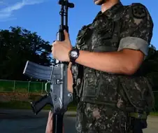 총기 개머리판으로 쳐서 기절시키는 방법.jpg