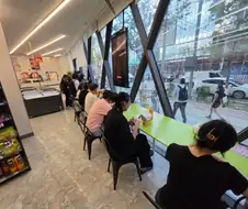 CU편의점에서 줄지어 밥 먹는 청년들