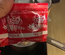 몸이 아프다는 동생에게 짜파게티 끓여줌