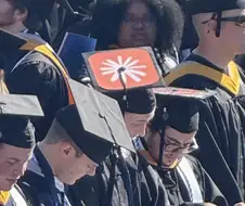미국 졸업식 현장에서 발견된 학사모 데코.reddit