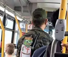 페페 십자군 자수 새겨진 자켓 입고 돌아다니는 남친