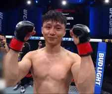 (UFC) 경기 후 정찬성과 포옹하는 최두호.jpg