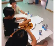 포토카드땜에 피자를 11판이나 주문한 디씨인.jpg