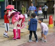 인형탈 보고 신난 아이들.jpg