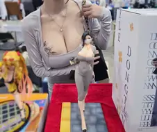 일페에 등장한 동탄 피규어와 코스프레.jpg
