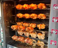 가로쉬 여러마리가 꼬챙이에 꽂혀서 빙글빙글 돌고 있음