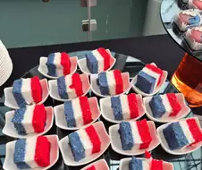 마크롱 프랑스 대통령 방한행사때 나온 삼색 설기떡.jpg