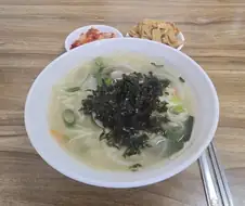 야간근무 끝나고 간단하게 칼국수랑 제육덮밥