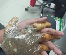 손을 꼭 잡(은)채