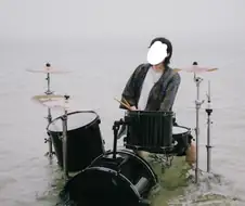 바다에서 사진을 찍은 드러머의 최후