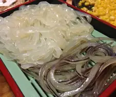 예전에는 덤으로 주는 회였지만 이제는 비싼 몸값 자랑하는 회