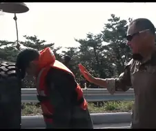 가짜사나이) 쓰러진 애들 코앞에 종을 들이대네 ㅋㅋㅋㅋ