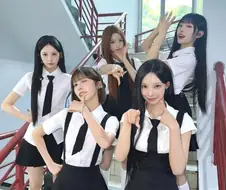 각자 유행어 포즈를 바꿔서 사진 찍은 리센느 멤버들.jpg
