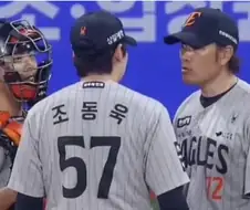 제구 안되는 투수에게 힘을 주고 내려가는 투수코치.jpg
