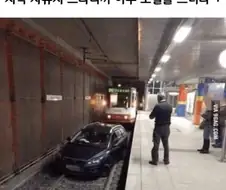 지하철로 출근하는데 차 막혀서 지각함;;