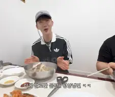 평양냉면 처음 먹어 본다는 가수 조권.jpg