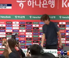 퇴장하는 홍명보