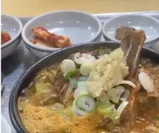 내 딸이 혼자 이렇게 밥 먹고 있으면 속상할 거 같다.