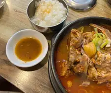 한국 여행 와서 감자탕 먹어보고 궁금해진 외국인