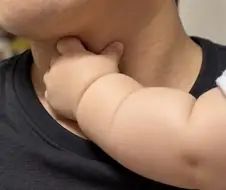 아빠의 급소를 잡는아기