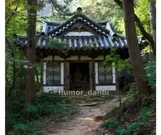 "뒷산에 버려진 사당에 가까이 가면 안돼!"