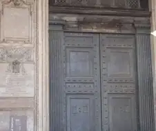 문을 왜 이렇게 크게 만든거야?