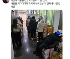 맛집으로 소문난 김밥집 웨이팅.jpg