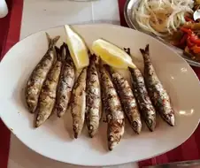 "포르투갈에서 먹는 정어리 구이"